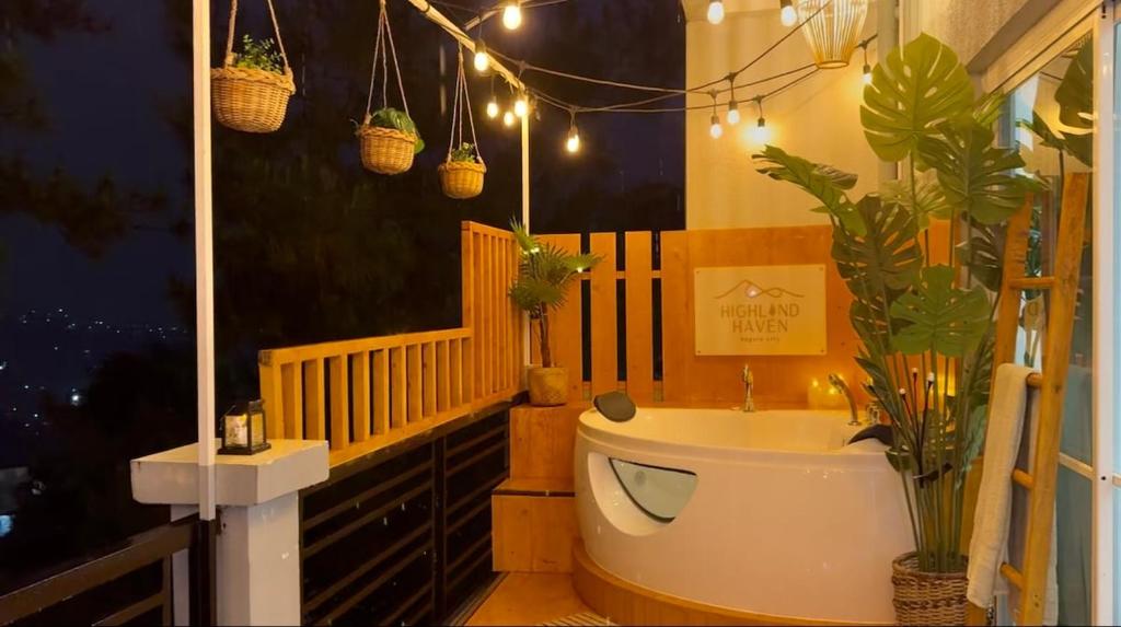 En balkon eller terrasse på Cityview Home with Outdoor Jacuzzi