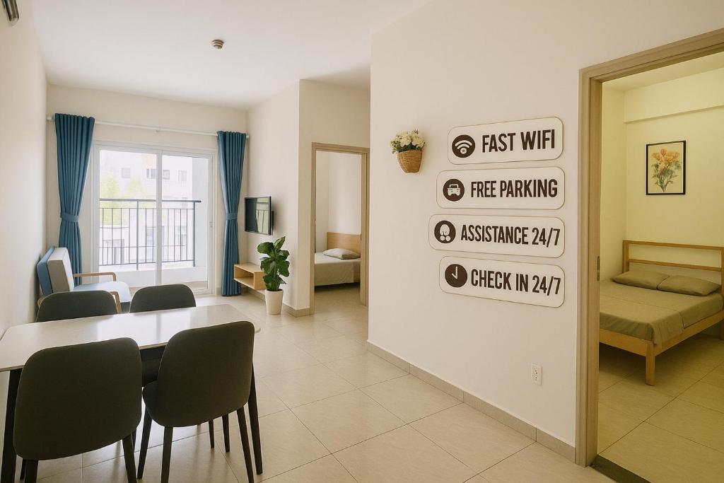 un soggiorno con tavolo e sedie in camera di Kate's house Nha Trang - Apartment 60m2 2BR 2Bath, 5 min to beach a Nha Trang