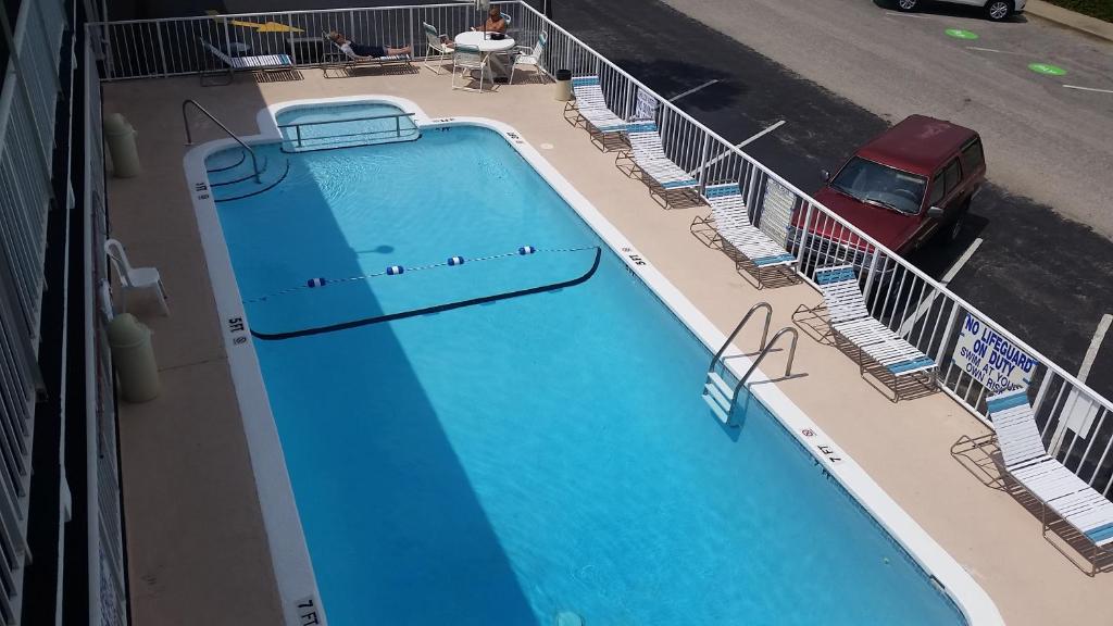 an overhead view of a swimming pool with chairs at Vancouver Motel in Myrtle Beach
