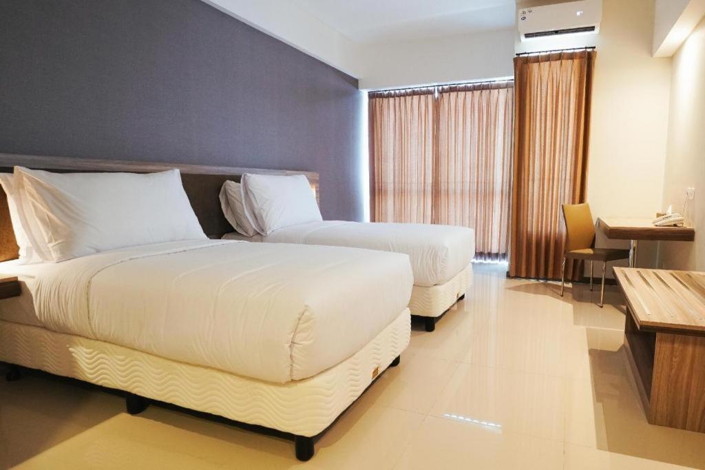 My Tower Hotel Surabayaにあるベッド