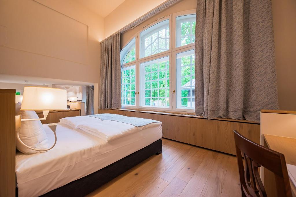 Gutshotel Menterschwaige - Resim 12