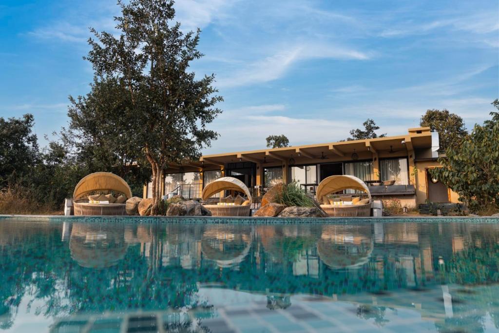 Bazén v ubytování Outpost 12, A Sinali Experience, Kanha nebo v jeho okolí