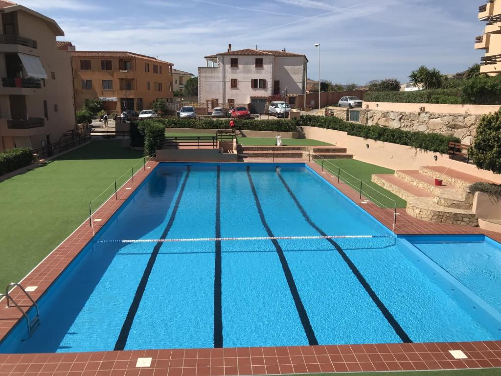 Swimmingpoolen hos eller tæt på Beautiful Apartment near the Beach with swimming pool