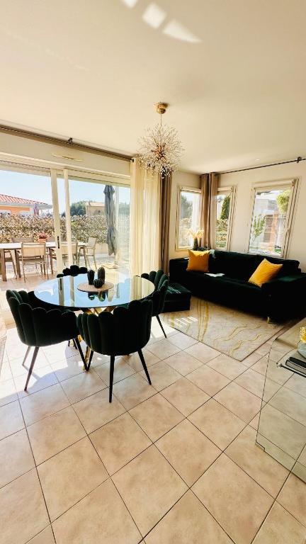un salon avec une table et un canapé dans l'établissement Appartement toit terrasse, à Nice