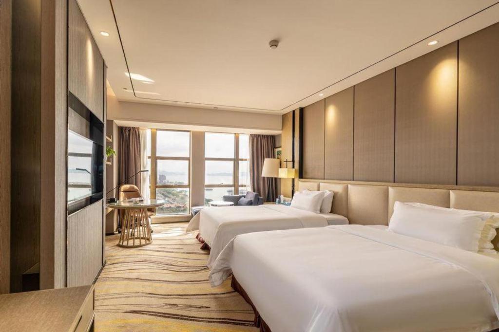 Postel nebo postele na pokoji v ubytování Clear Lake Hotel