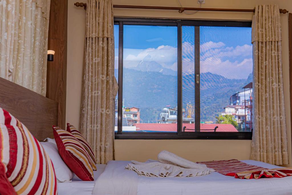 Vista generica sulle montagne o vista sulle montagne dall'interno del bed & breakfast