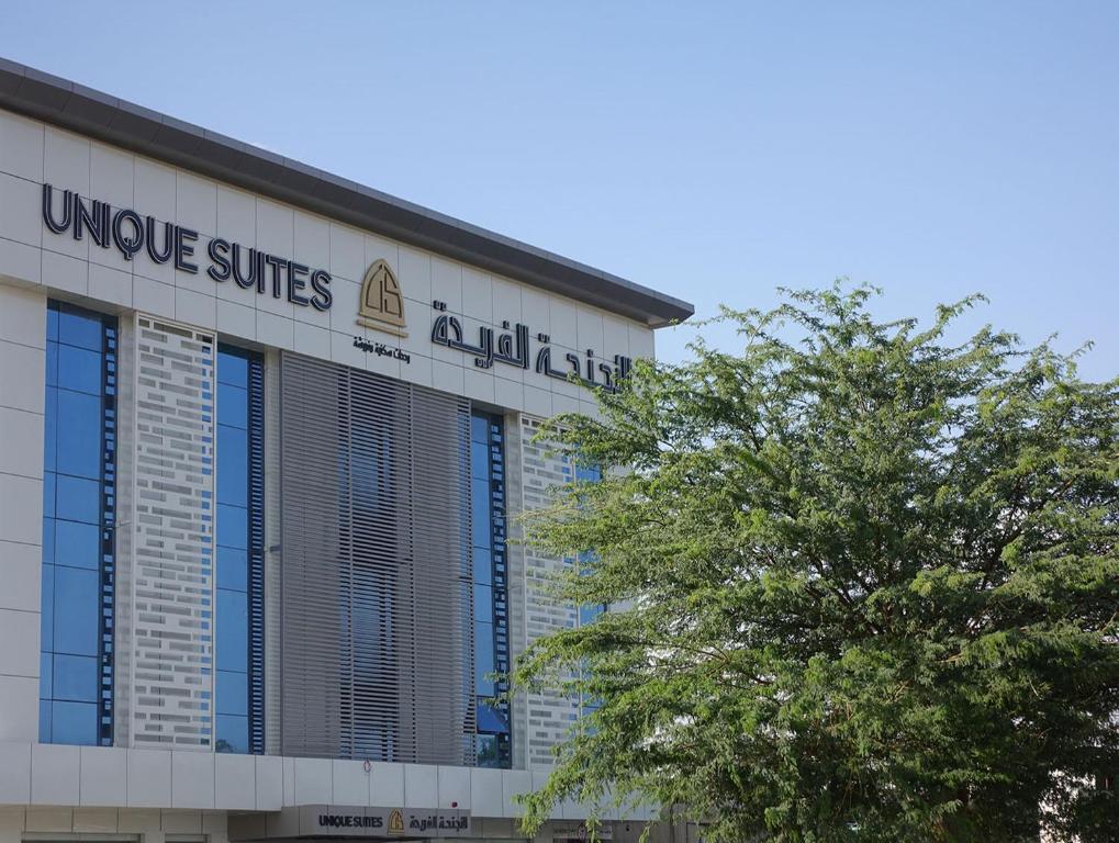 un bâtiment avec l'inscription de l'université d'akron sur celui-ci dans l'établissement Unique Suites, à Riyad