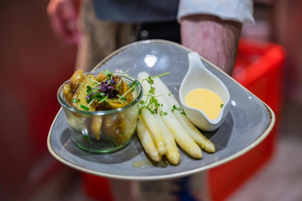 Gutshotel Menterschwaige - Resim 31