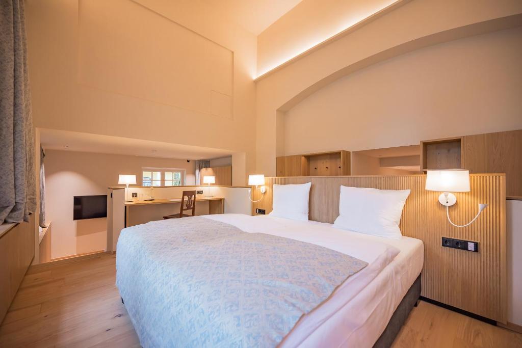 Gutshotel Menterschwaige - Resim 36