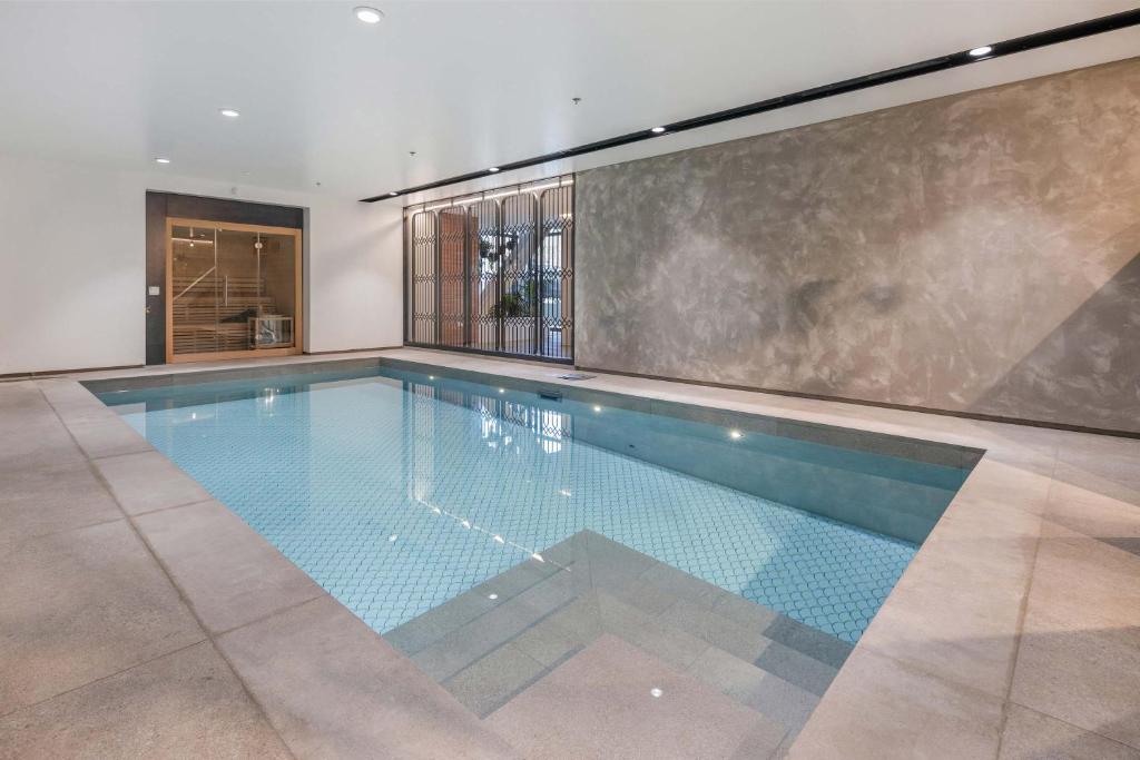 CBD 1BR - Modern Stay with Pool & Gym in Wellington - Resim 23