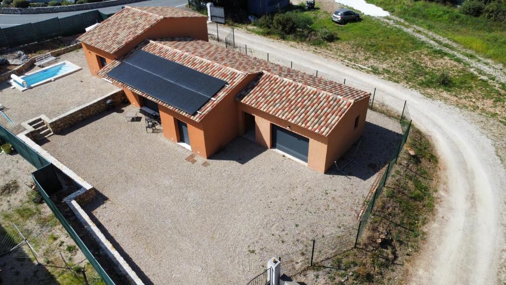 une vue aérienne d'une maison avec piscine dans l'établissement Villa Moderne avec Piscine et Parking à Mouans-Sartoux, à Mouans-Sartoux