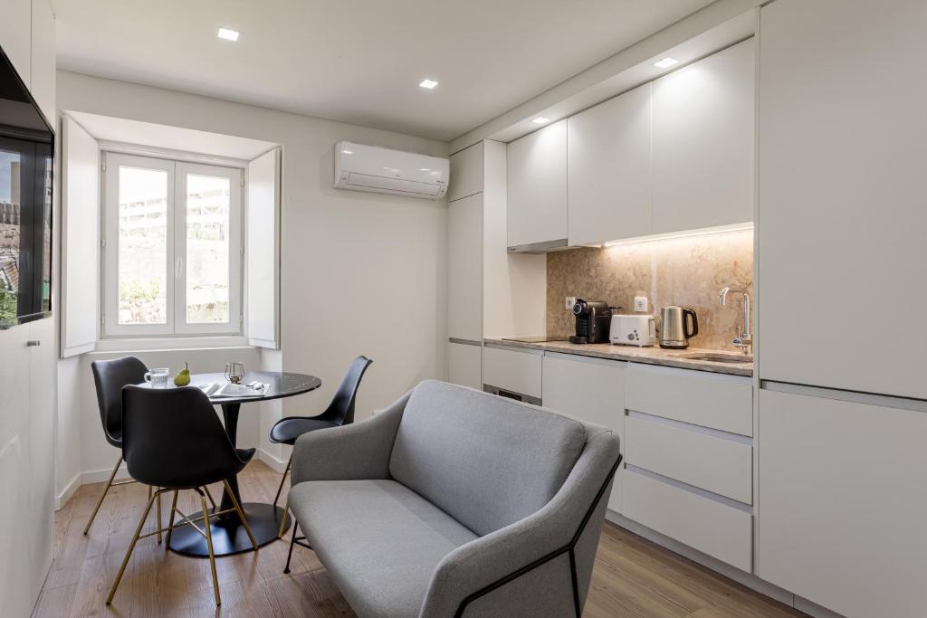 Charm Studio – Lisbon Getaway
