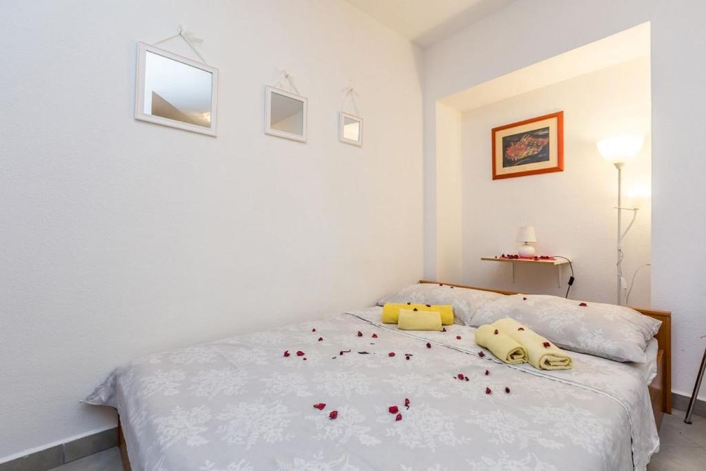 Posteľ alebo postele v izbe v ubytovaní Studio apartman u kući s bazenom