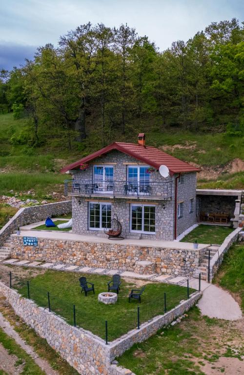 奥赫里德Villa Grkasha的享有石屋的空中景致