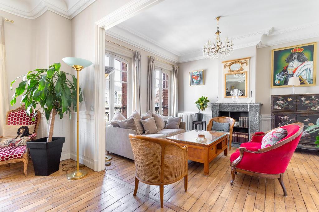 un salon avec un canapé et une table dans l'établissement Spacious 3 bedrooms apartement 135 m & privative parking, à Lille