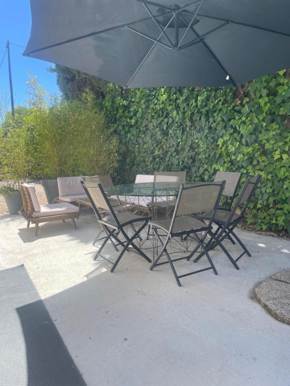 - une table et des chaises sous un parasol sur la terrasse dans l'établissement Villa OCEA, à La Ciotat