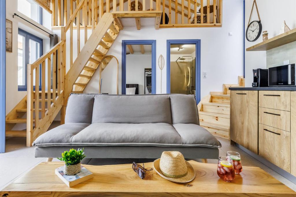 Posezení v ubytování Agia Marina Loft