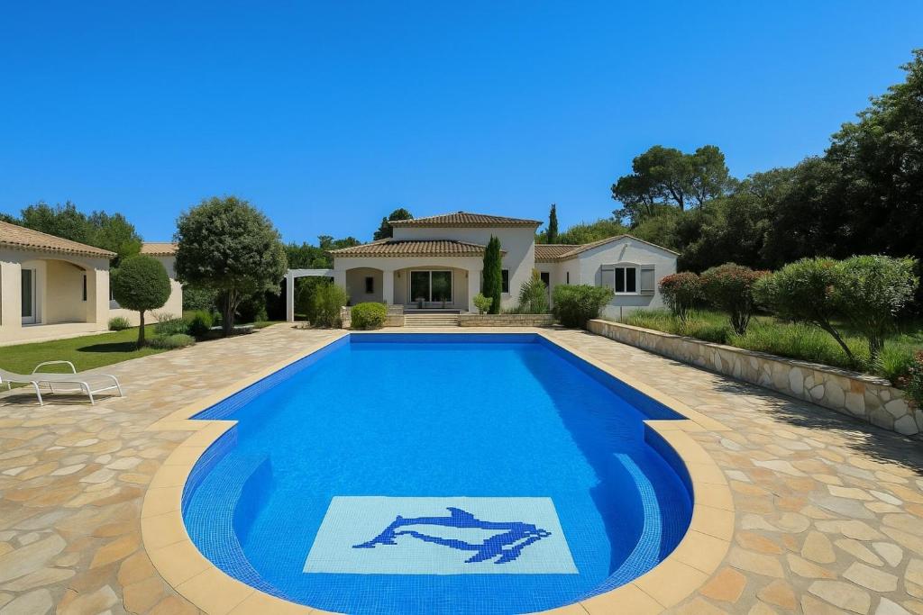 une piscine devant une maison dans l'établissement L'Hacienda - Villa Climatisée avec Piscine, à Lorgues