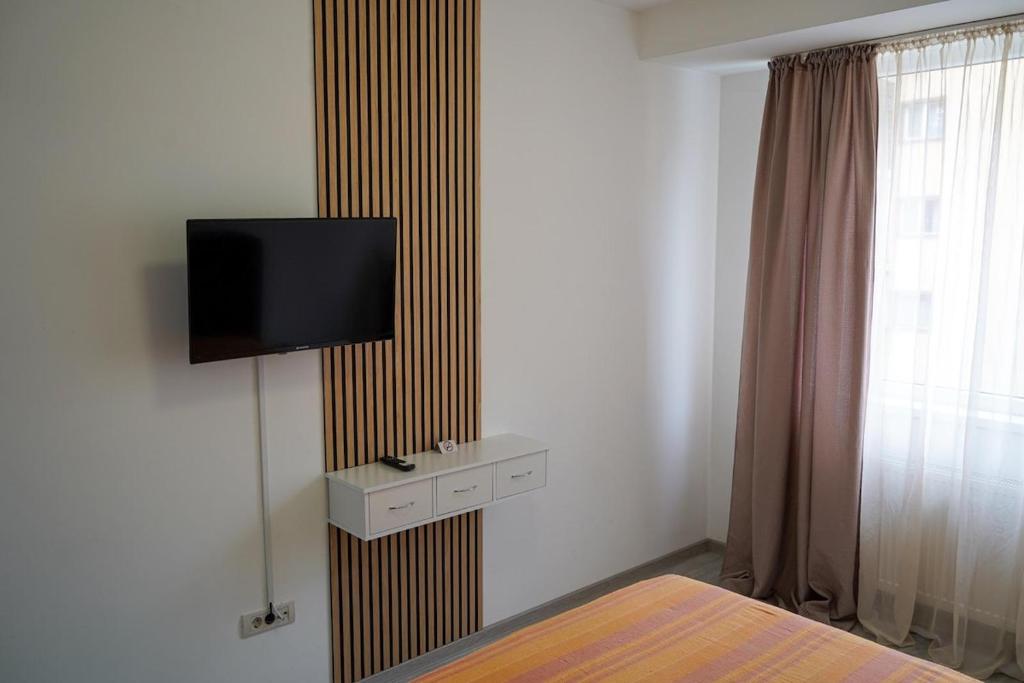 Una televisión o centro de entretenimiento en Skyline Apart 3 Militari Residence