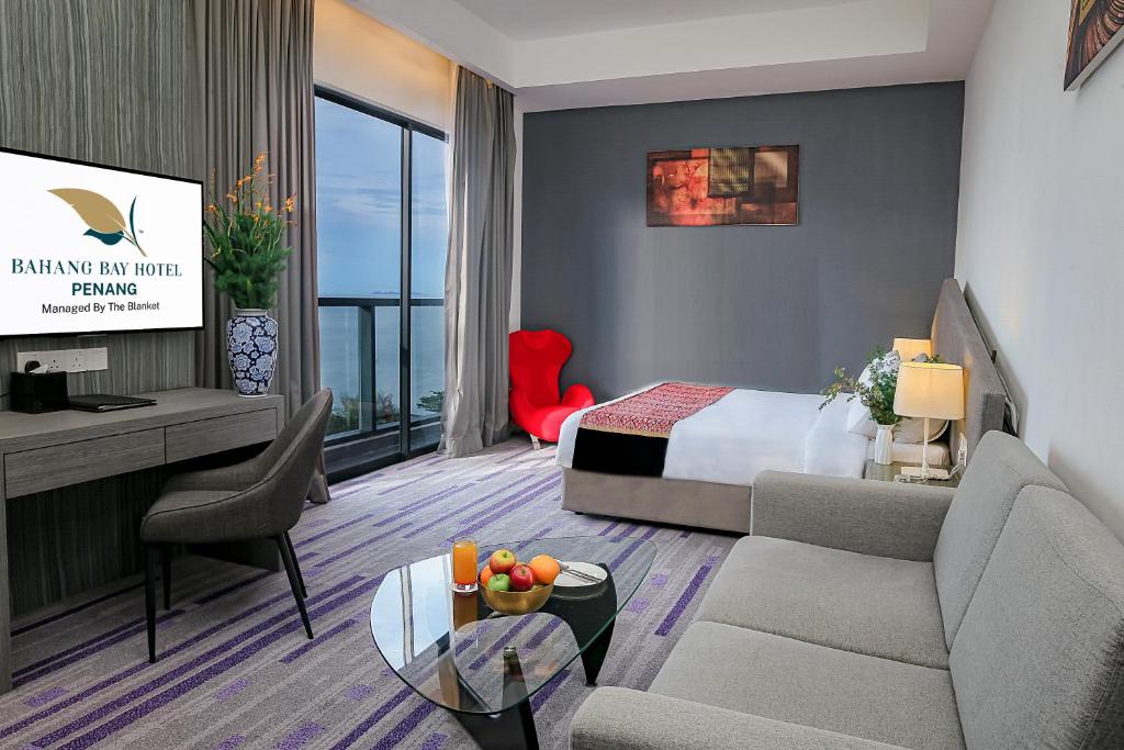 TV a/nebo společenská místnost v ubytování Bahang Bay Hotel