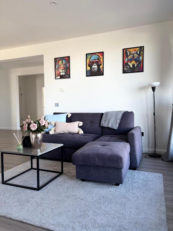 Posezení v ubytování "Deerpark Villa - Sleeps 8, Views of The Rock & Cashel Palace Hotel"