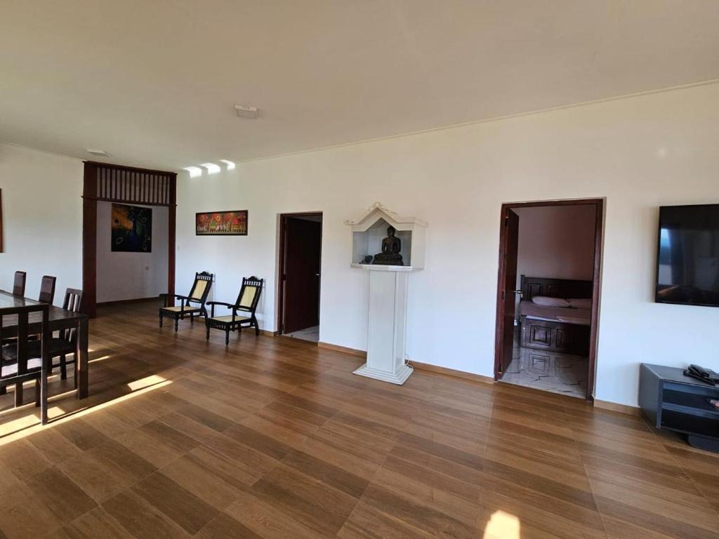 TV a/nebo společenská místnost v ubytování Alpha Bungalow - Kandy