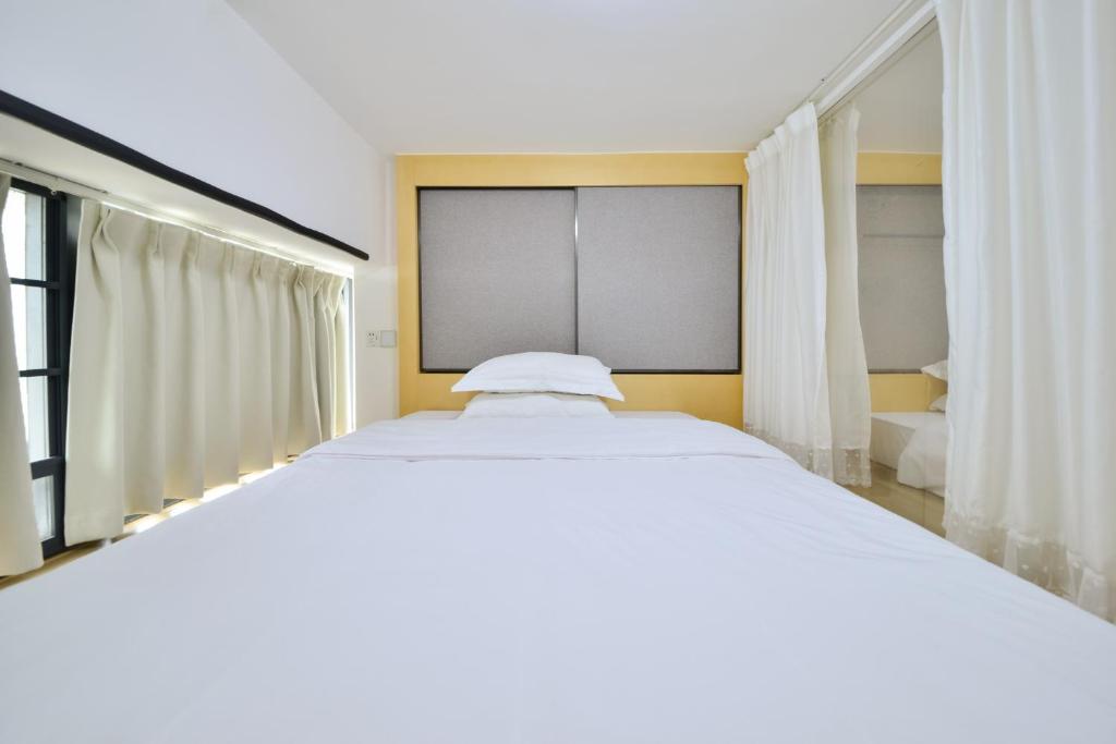 Postel nebo postele na pokoji v ubytování Dabaizhijia Executive Apartment Bantian Huawei Branch