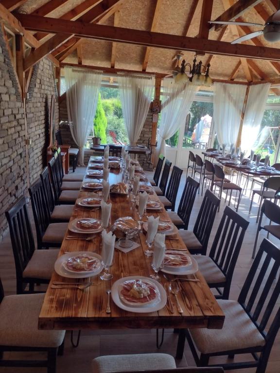 Restoran või mõni muu söögikoht majutusasutuses Seosko domaćinstvo-Nedodjija