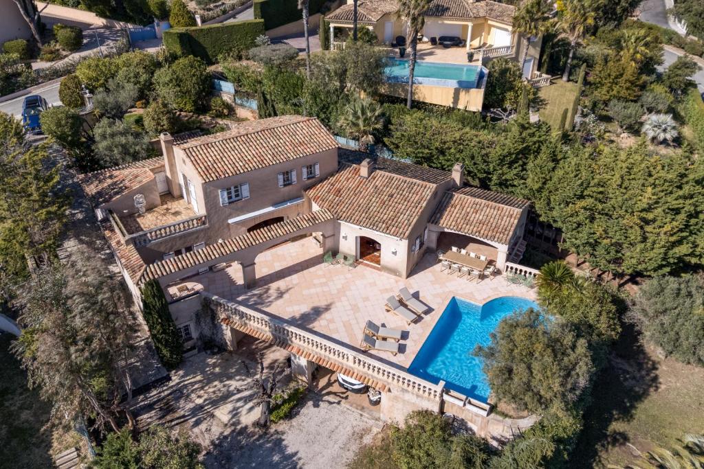une vue aérienne d'une maison avec piscine dans l'établissement Sainte-Maxime - Villa de standing avec piscine & vue mer, à Sainte-Maxime