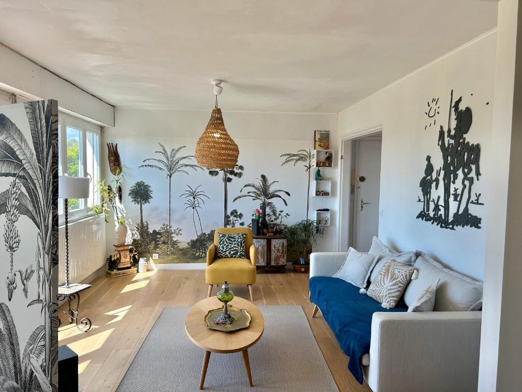 salon z niebieską kanapą i stołem w obiekcie Jolie vue- T2 Centre -by Breizh key w mieście Lorient