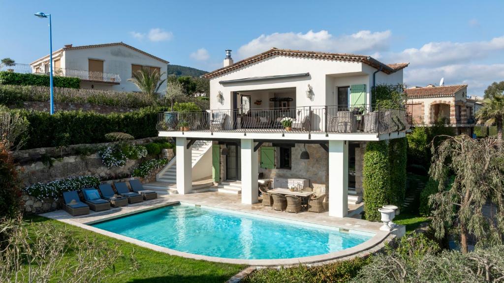 une villa avec piscine et une maison dans l'établissement Riviera Mandelieu Villa, à Mandelieu-la-Napoule