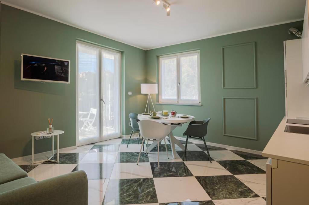 Μια τηλεόραση ή/και κέντρο ψυχαγωγίας στο New Exclusive Apartment in Ceriale with sea view