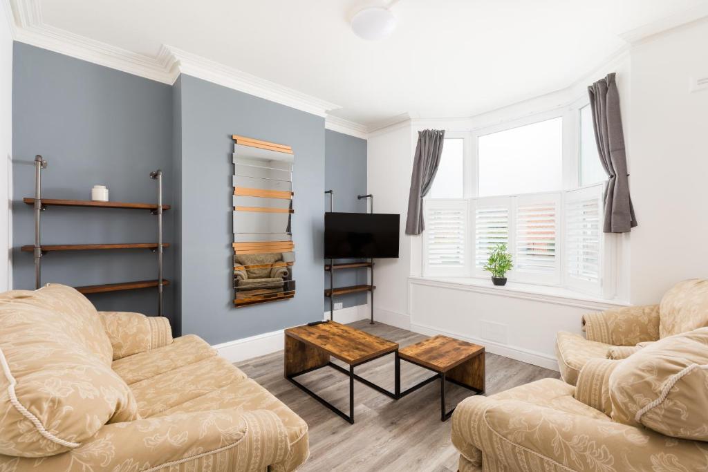 TV a/nebo společenská místnost v ubytování Leamington Spa Town House 4 Bed, 2 Bath