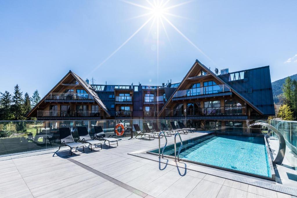 Bazén v ubytovaní Apartamenty Royal Resort Spa alebo v jeho blízkosti