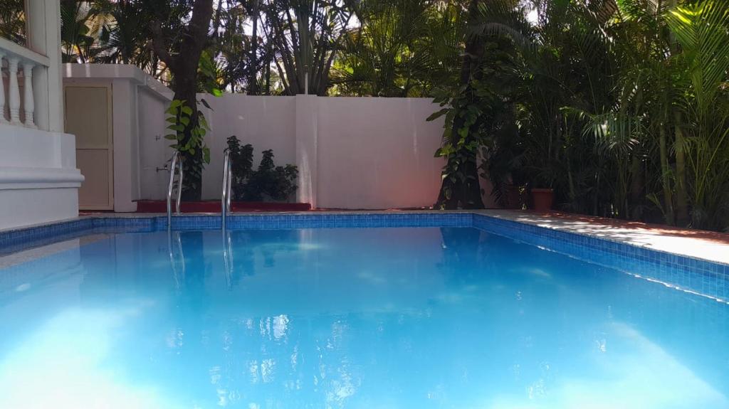 Bazén v ubytování Villa Baywalk Goa - 200 meters from Morjim Beach nebo v jeho okolí