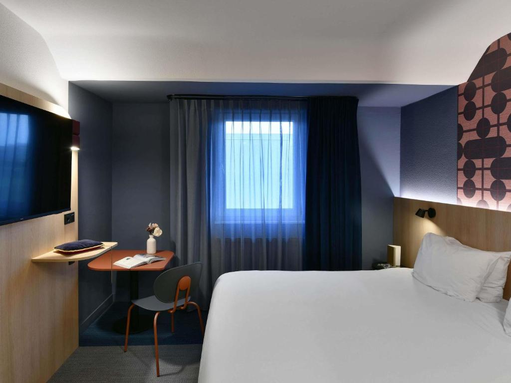 Uma cama ou camas num quarto em Ibis Styles Charleroi Airport Aero 44