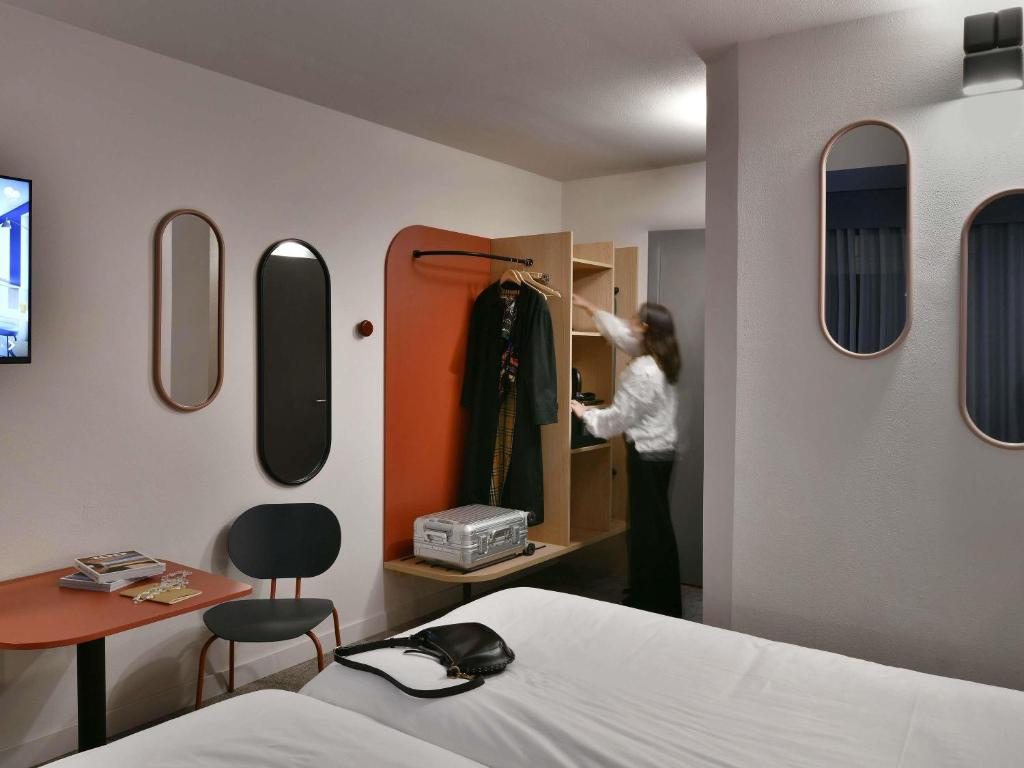Uma televisão e/ou sistema de entretenimento em Ibis Styles Charleroi Airport Aero 44