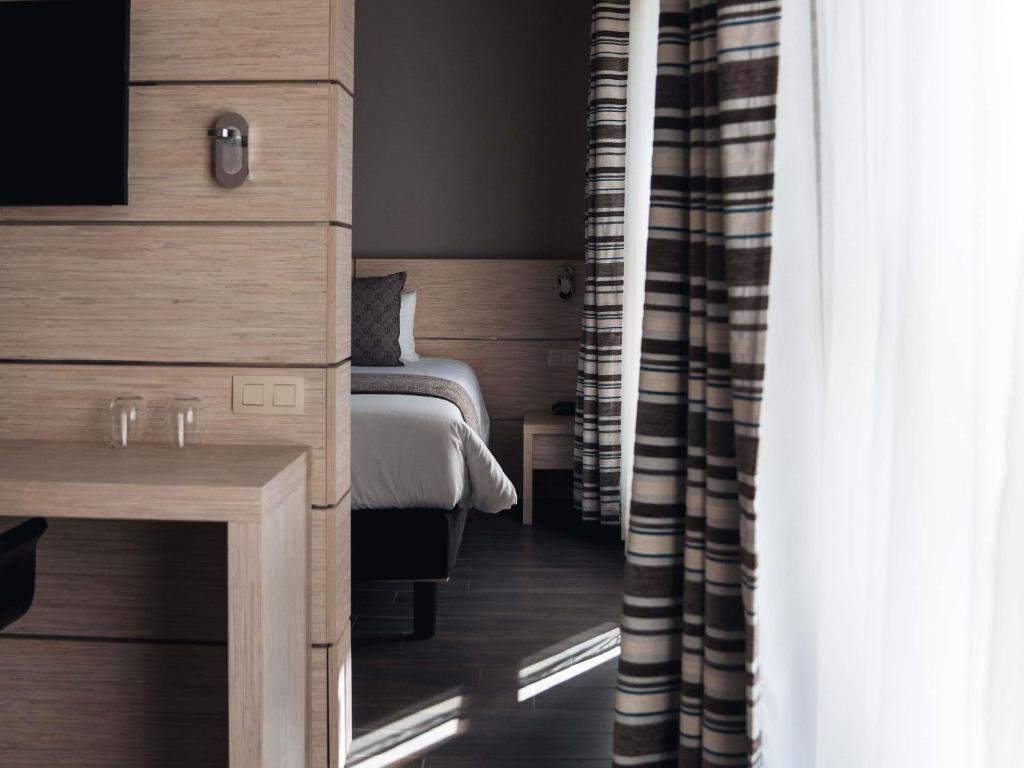 Uma cama ou camas num quarto em Ibis Styles Charleroi Airport Aero 44