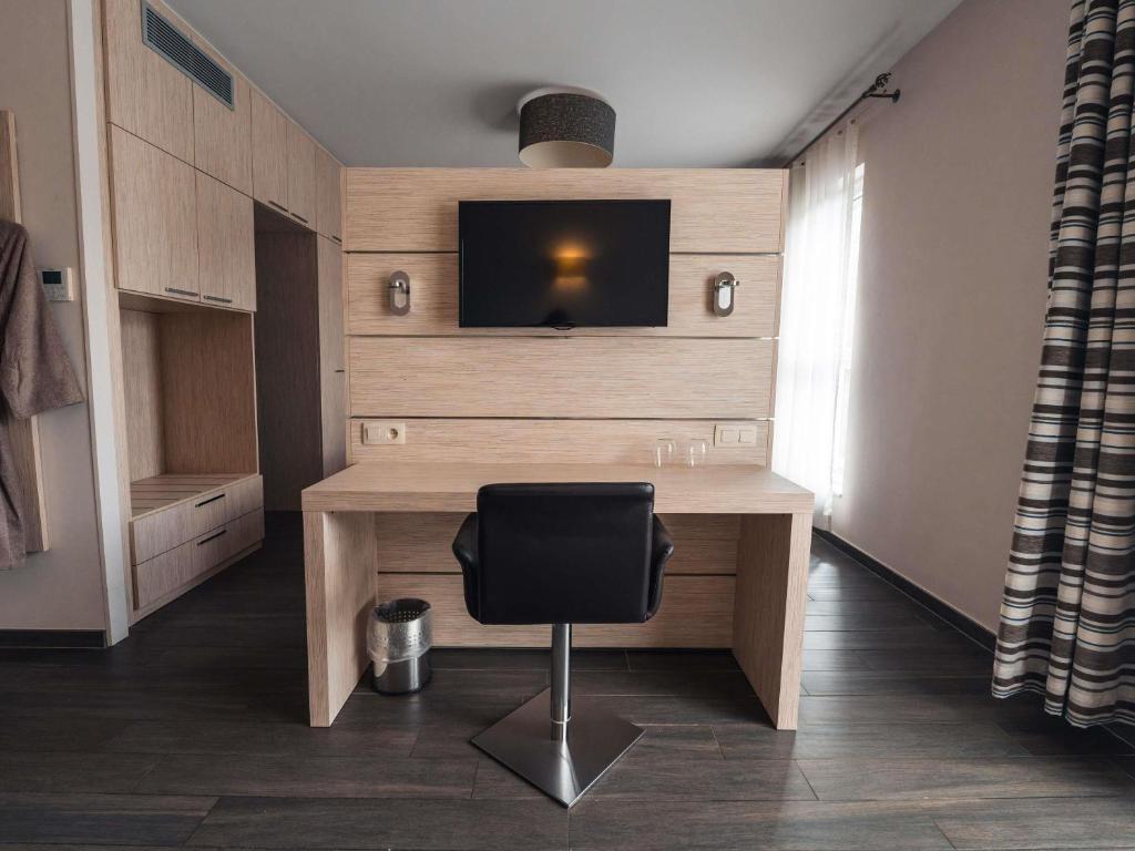 Uma televisão e/ou sistema de entretenimento em Ibis Styles Charleroi Airport Aero 44
