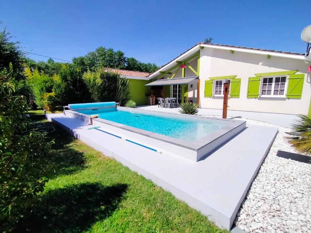 une piscine dans l'arrière-cour d'une maison dans l'établissement Maison 4 personnes avec piscine et espace bien-être partagés, à Brach