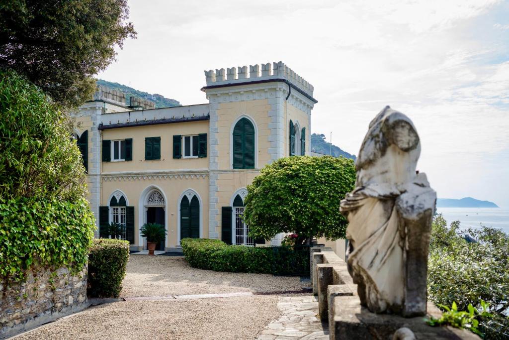 pomnik przed budynkiem w obiekcie Castello Canevaro w mieście Zoagli