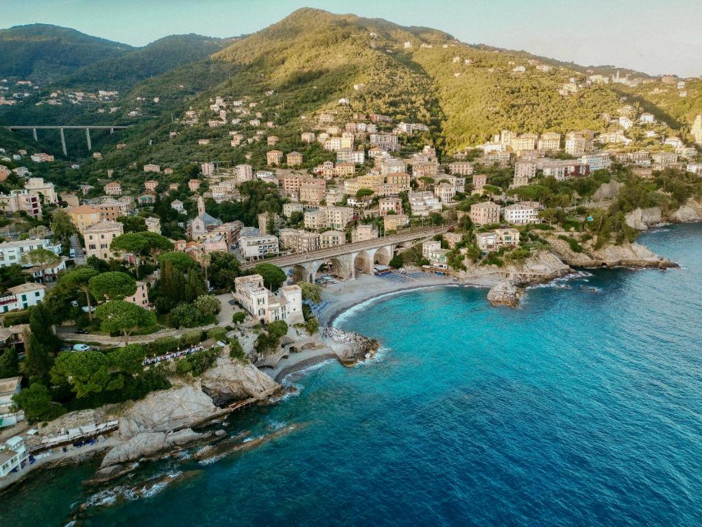z góry widok na miasto na wzgórzu nad oceanem w obiekcie Castello Canevaro w mieście Zoagli