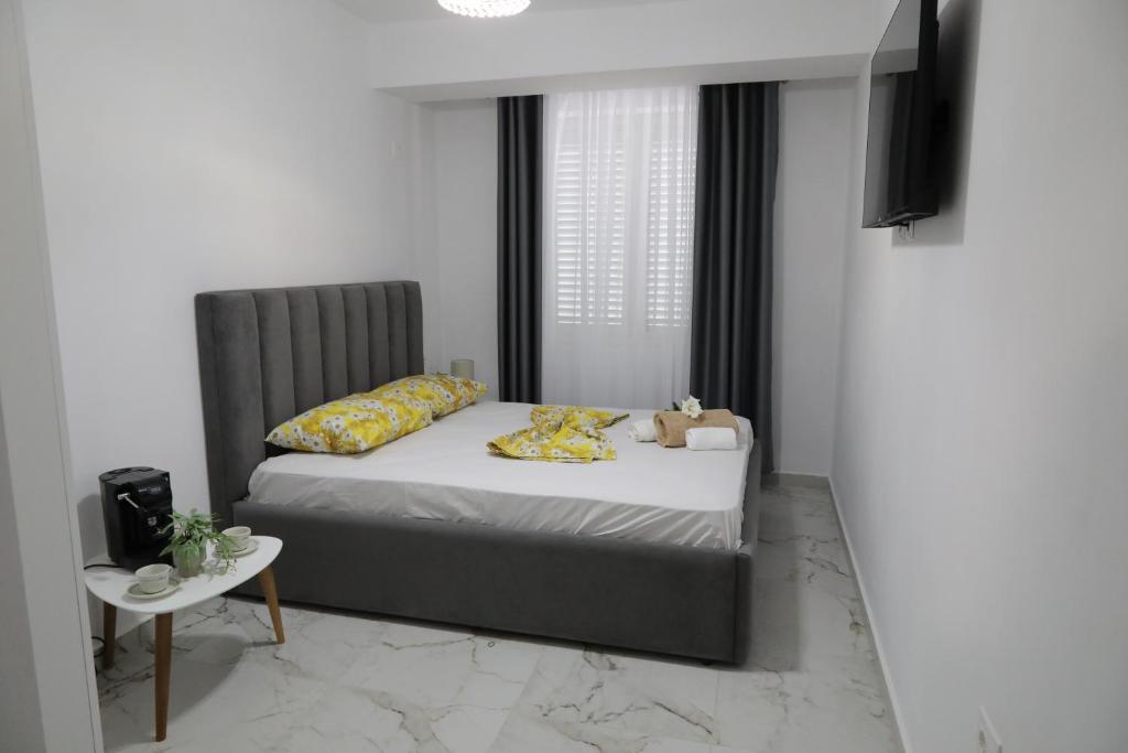 Postel nebo postele na pokoji v ubytování Rozafa Guest Room Center