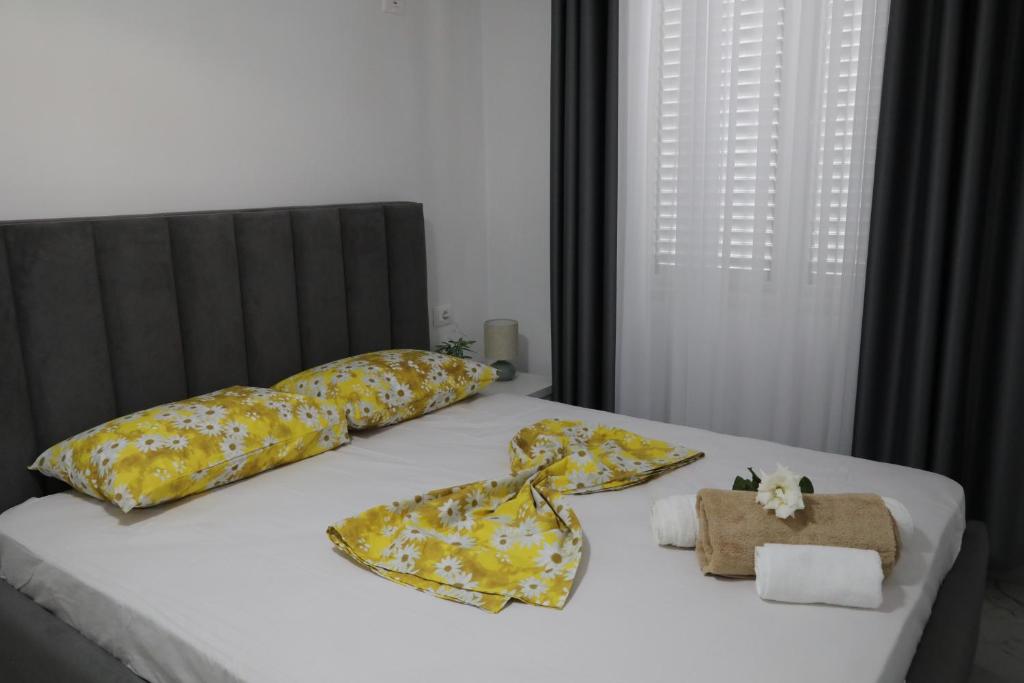Postel nebo postele na pokoji v ubytování Rozafa Guest Room Center