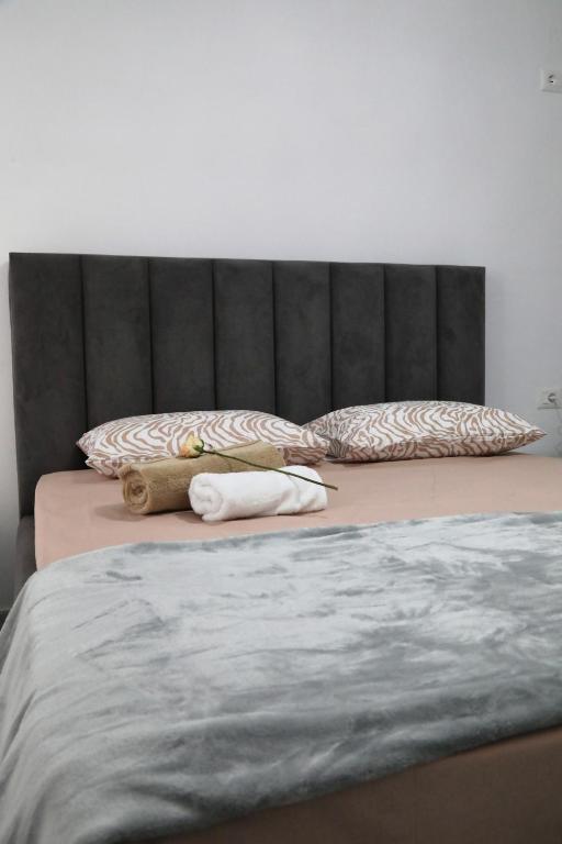Postel nebo postele na pokoji v ubytování Rozafa Guest Room Center