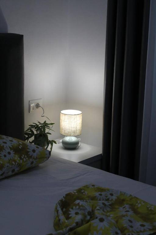 Postel nebo postele na pokoji v ubytování Rozafa Guest Room Center