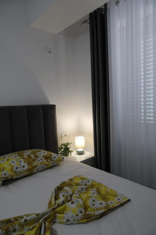 Postel nebo postele na pokoji v ubytování Rozafa Guest Room Center