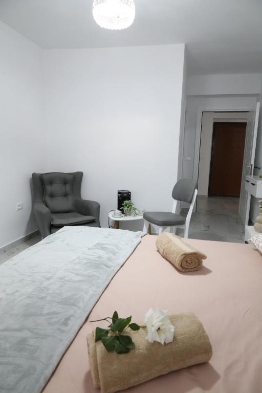 Postel nebo postele na pokoji v ubytování Rozafa Guest Room Center