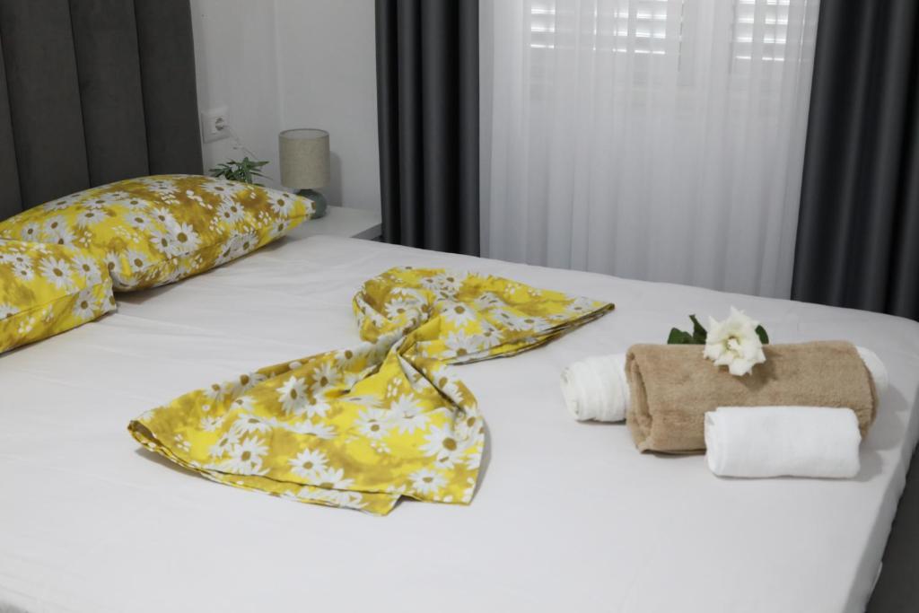 Postel nebo postele na pokoji v ubytování Rozafa Guest Room Center