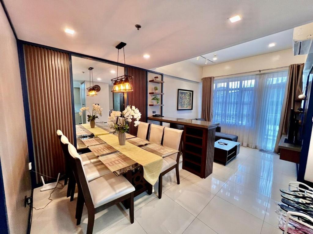 ein Esszimmer mit Tisch und Stühlen in der Unterkunft Twinlakes Tagaytay 1BR in Laurel